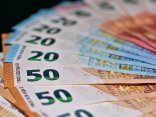 Mehrere aufgefächerte Geldscheine im Wert von 50, 20 und 10 Euro.