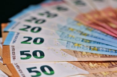 Mehrere aufgefächerte Geldscheine im Wert von 50, 20 und 10 Euro.