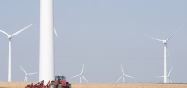 Windkraftanlagen mit Traktor