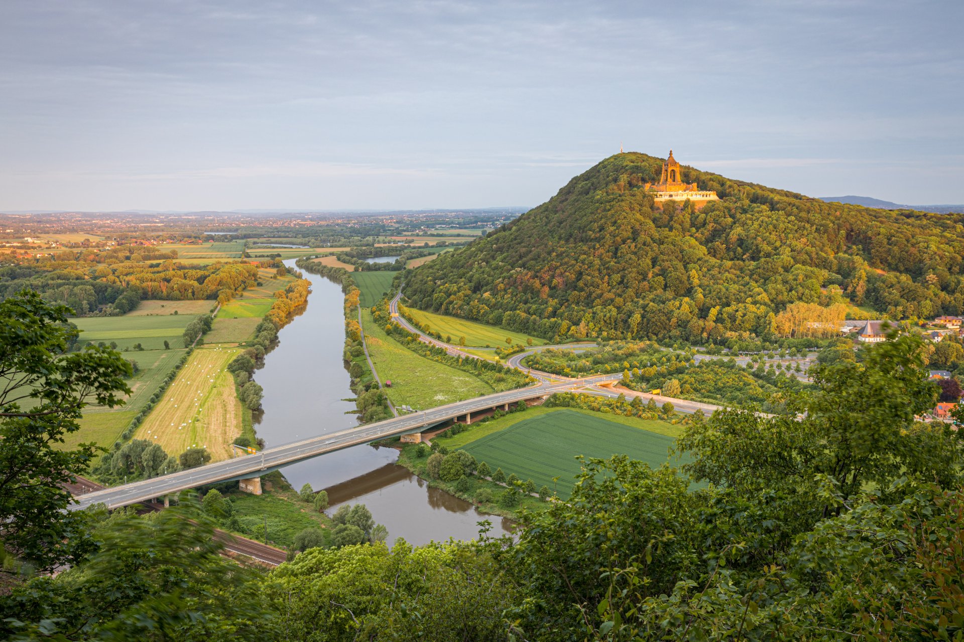Kreuzung von mehreren Verkehrswegen Kanzel an der Porta mit Berg, Weser und Brücke