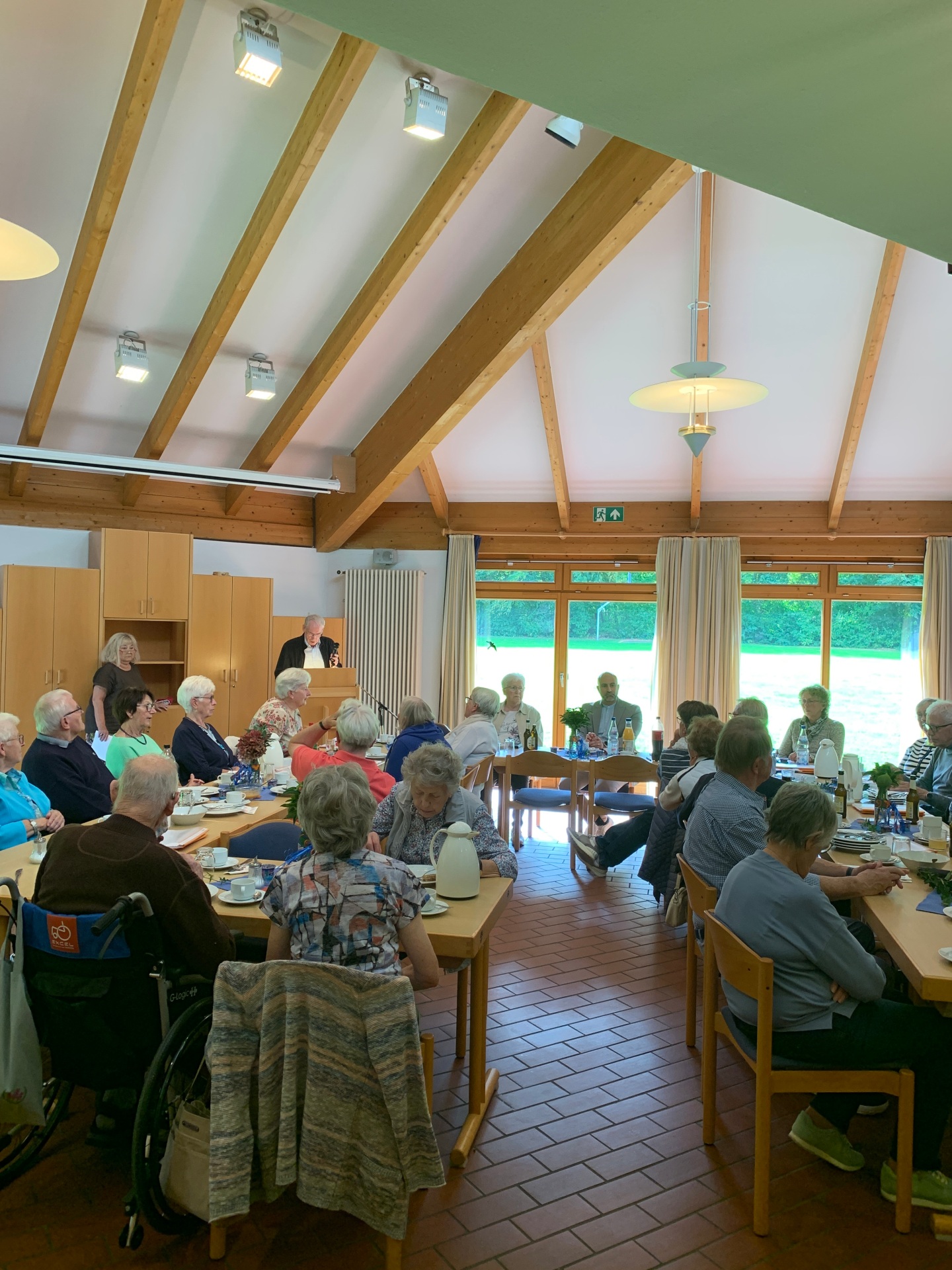 Austausch mit der Wandergruppe im Gemeindehaus in Haddenhausen Austausch mit der Wandergruppe im Gemeindehaus in Haddenhausen