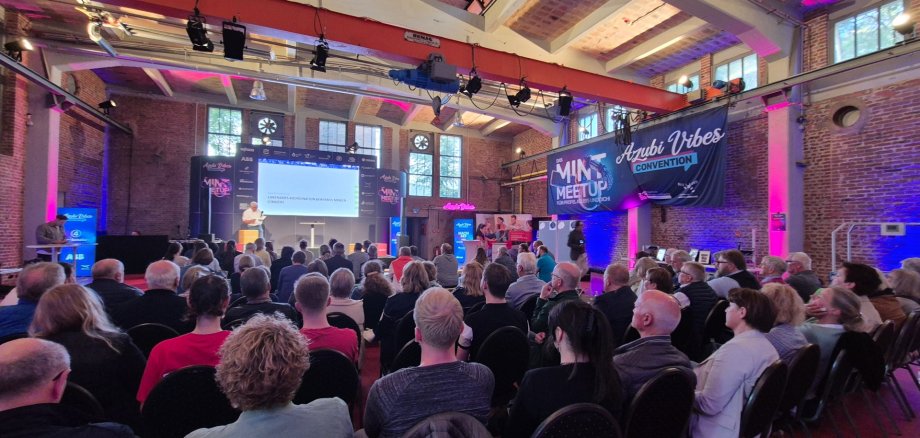 Ehrenamtstag des Kreises Minden-Lübbecke mit Engagierten, Vereinen, Kommunen und Politik bei der Azubi Vibes Convention in Espelkamp Ehrenamtstag des Kreises Minden-Lübbecke mit Engagierten, Vereinen, Kommunen und Politik bei der Azubi Vibes Convention in Espelkamp