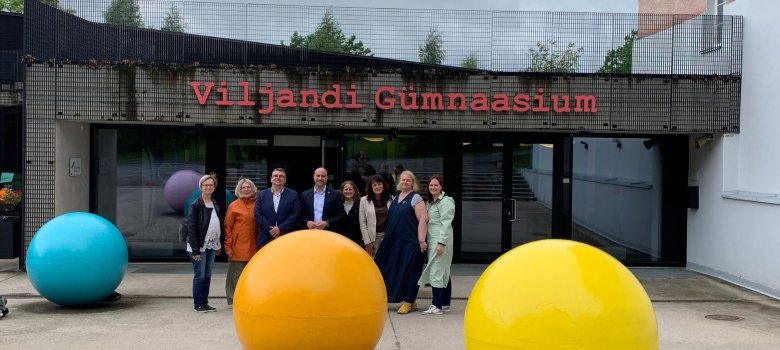 Gruppenfoto: Besichtigung des Viljandi Gymnasiums Gruppenfoto: Besichtigung des Viljandi Gymnasiums