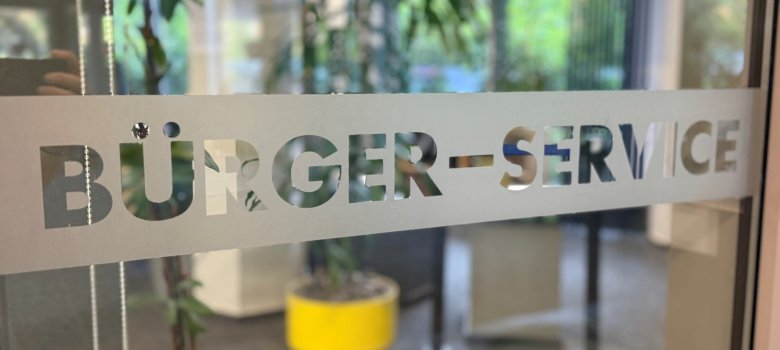 Bürger-Service Kreishaus Minden - Blick durch die Glasscheibe
