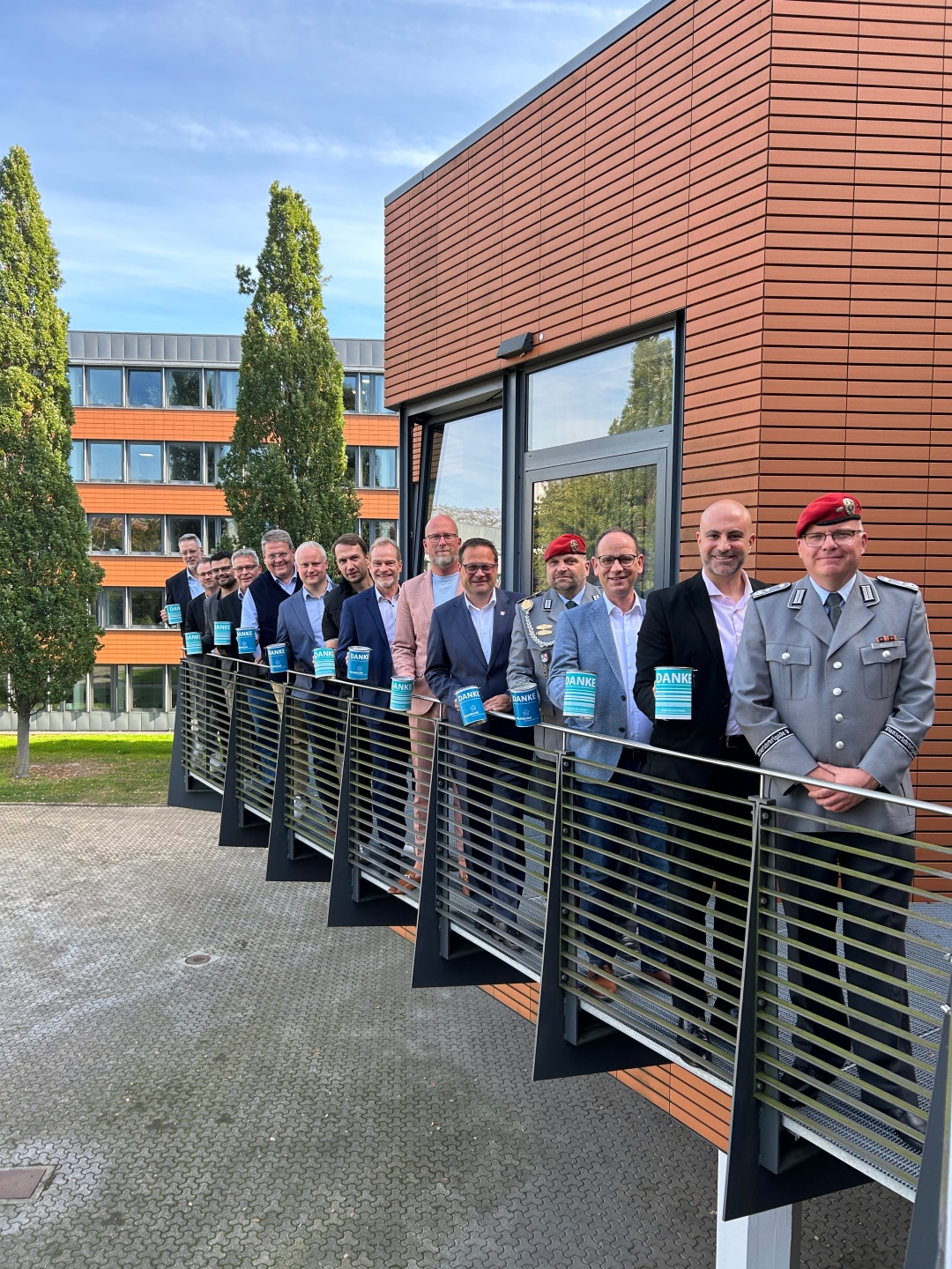 Sammelaktion des Volksbundes Gruppenfoto Landrat, Bürgermeister und VErtreter des Volksbundes