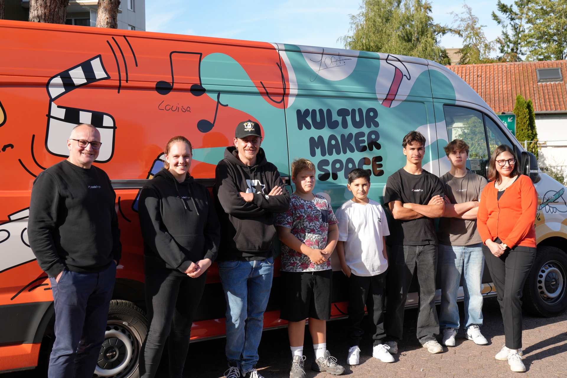 Alle Beteiligten hatten sichtlich Freude am gestalteten Mobil: (v.l.) Rudi Mantler, Birte Wilharm-Loh-mann (Codefryx), Künstler Juri Lobunko, die Gestalter Levin (13) und David (12), Matteo Cervantes und Tymofii Hnylytskyi (codefryx) sowie Daniela Daus, Kulturkoordinatorin, Kreis Minden-Lübbecke. Alle Beteiligten hatten sichtlich Freude am gestalteten Mobil: (v.l.) Rudi Mantler, Birte Wilharm-Loh-mann (Codefryx), Künstler Juri Lobunko, die Gestalter Levin (13) und David (12), Matteo Cervantes und Tymofii Hnylytskyi (codefryx) sowie Daniela Daus, Kulturkoordinatorin, Kreis Minden-Lübbecke.