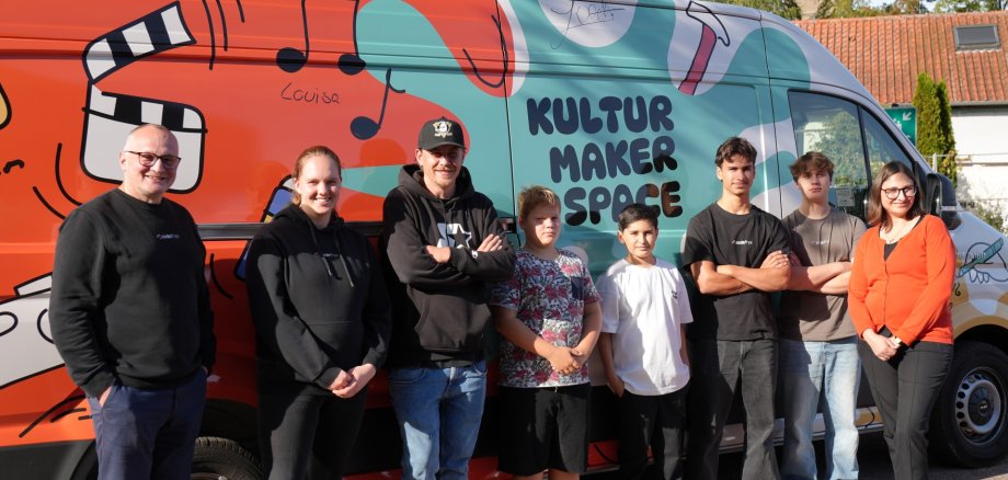 Alle Beteiligten hatten sichtlich Freude am gestalteten Mobil: (v.l.) Rudi Mantler, Birte Wilharm-Loh-mann (Codefryx), Künstler Juri Lobunko, die Gestalter Levin (13) und David (12), Matteo Cervantes und Tymofii Hnylytskyi (codefryx) sowie Daniela Daus, Kulturkoordinatorin, Kreis Minden-Lübbecke. Alle Beteiligten hatten sichtlich Freude am gestalteten Mobil: (v.l.) Rudi Mantler, Birte Wilharm-Loh-mann (Codefryx), Künstler Juri Lobunko, die Gestalter Levin (13) und David (12), Matteo Cervantes und Tymofii Hnylytskyi (codefryx) sowie Daniela Daus, Kulturkoordinatorin, Kreis Minden-Lübbecke.