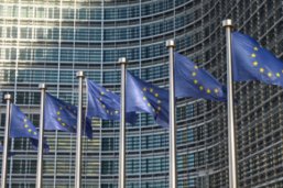 Flaggen vor der EU-Kommission in Brüssel