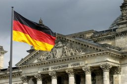 Fahne vor dem Reichstag in Berlin   