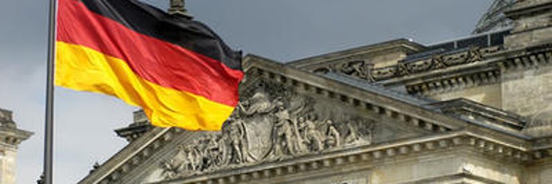 Fahne vor dem Reichstag in Berlin Fahne vor dem Reichstag in Berlin
