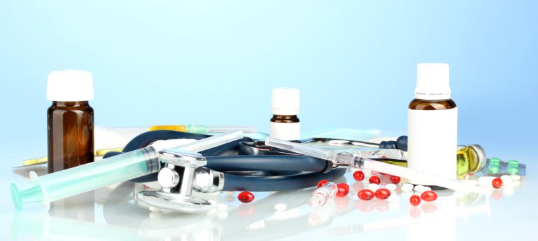 medicines and a stethoscope on a blue background close-up verschiedene Arzneimittel
