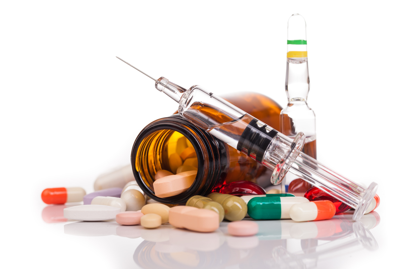 Arzneimittel Pillendose und Spritze