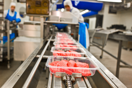 Fleischverpackungen auf Fliessband Industrielle Fleischverarbeitung
