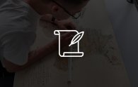 Geoportal Historische Karten Bild eines Menschen, der mit der Lupe eine Karte untersucht. Mit Icon und Link, welche im GeoPortal das Thema "Historische Karten" öffnet.