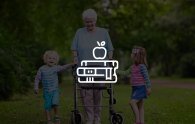 GeoPortal Leben & Lernen Bild einer älteren Dame mit Kindern und Rollator sowie Icon und Link, welche im GeoPortal das Thema "Leben & Lernen" öffnet.