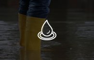 GeoPortal Thema Wasser Bild von Gummistiefeln im Wasser mit Icon und Link, welche im GeoPortal das Thema "Wasser" öffnet.
