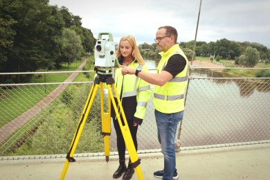 Vermessung auf der Glacisbrücke Bild einer Messung mit dem Tachymeter auf der Glascisbrücke in Minden