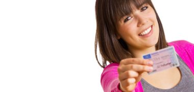 Frau nach bestandener Fahrprüfung Frau nach bestandener Fahrprüfung
