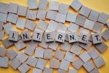 Das Wort Internet aus Scrabbel-Steinen gelegt.