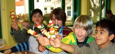 53_5_Gesunde Schulen Kinder bei der Essensausgabe in der Schule