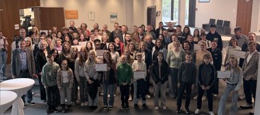 53_5_Gesunde_Schulen_im_Muehlenkreis_Auszeichnungsveranstaltung_2026 Eune Gruppe Schüler vor dem großen Saal im Kreishaus