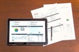 Ein Tablet und Papiere auf einem Schreibtisch