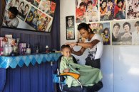 53_2_Friseur_Hygiene Ein Kind bekommt einen Haarschnitt