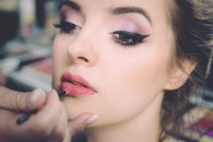 53_2_Kosmetik_Hygiene Eine Frau bekommt ein Make-Up