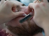 53_2_Rasieren_Hygiene Ein Mann bekommt eine Messerrasur