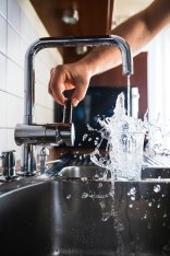 Ein Küchenwasserhahn der läuft