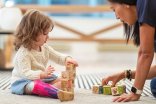 53_3_Entwicklungsdiagnostik Ein Mädchen spielt mit Bauklötzen