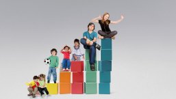 Kinder, die auf einem bunten Diagramm sitzen