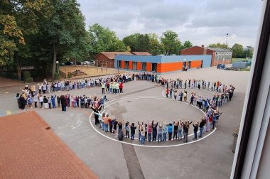 53_3_Zahnärzte_1 Eine Gruppe Zahnärzte hat sich wie ein Zahn auf einen Hof gestellt.