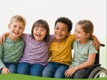 53_5_KJGD_Inklusion Vier Kinder sitzen zusammen und lachen