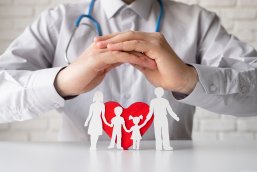 53_5_Desundheitsrisiken Ein Arzt hät die Hände schützend über ein Herz