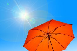 53_5_Hitze und Gesundheit Ein Sonnenschirm in der Sonne