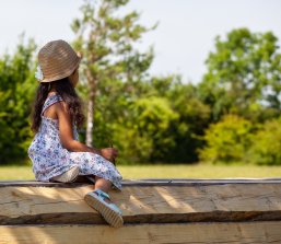 53_5_Hitzeschutz für Ältere Ein Kind auf einer Wiese