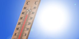 53_5_Hitzewarnung Ein Termomether in der Sonne