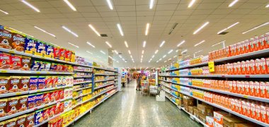 53_1_Chemikalienüberwachung Ein langer Gang eingerahmt von Supermerkt Regalen.
