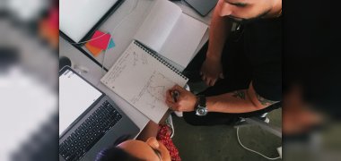 53_1_Jugendarbeit Ein junger Mann löst mathematische Formeln.