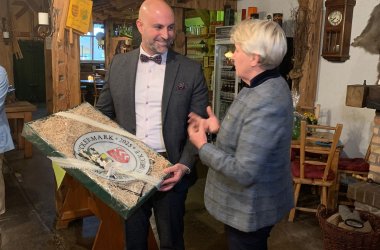 Landrätin Karina Dörk übergibt Landrat Ali Doğan das Gastgeschenk