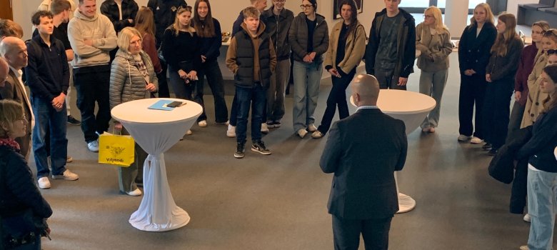 Landrat Ali Dogan begrüßt die Schüler Schüleraustausch Besselgymnasium und Viljandi Gymnasium