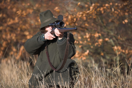 Jägerin mit Gewehr Jägerin mit Gewehr