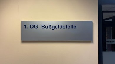 Schild mit Bußgeldstelle
