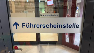 Tür mit Aufschrift: Führerscheinstelle