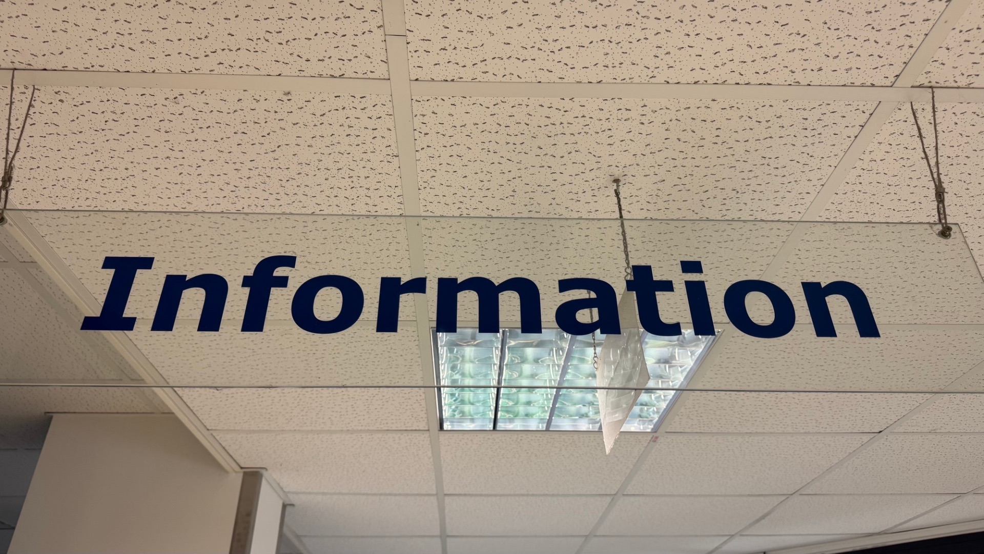Schild mit der Aufschrift "Information"