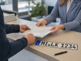 Zulassungsdienst Papiere werden dem Zulassungsdienst übergeben