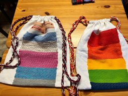 Zwei Bunt bestickte Stoffrucksäcke Zwei Bunt bestickte Stoffrucksäcke