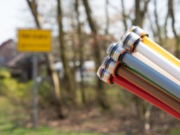 Glasfaserkabel mit Ortsschild im Hintergrund
