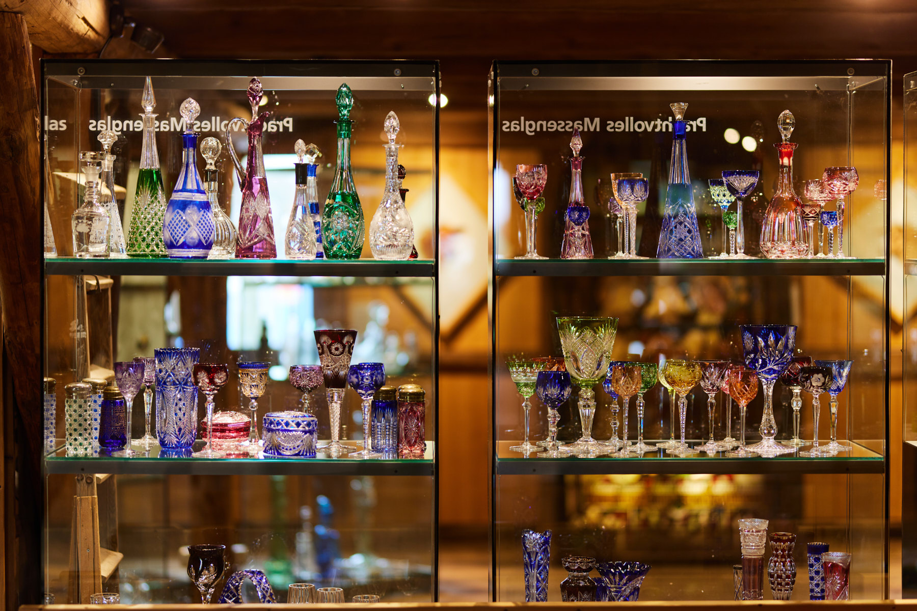 Bunte Glasobjekte Bunte Glasobjekte, die in einer Vitrine stehen